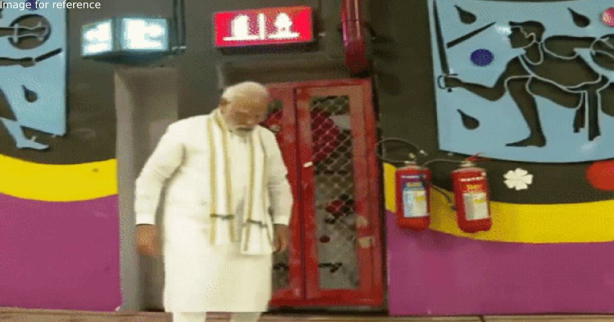 Swachh Bharat: PM Modi picks up litter at newly-inaugurated tunnel in Delhi